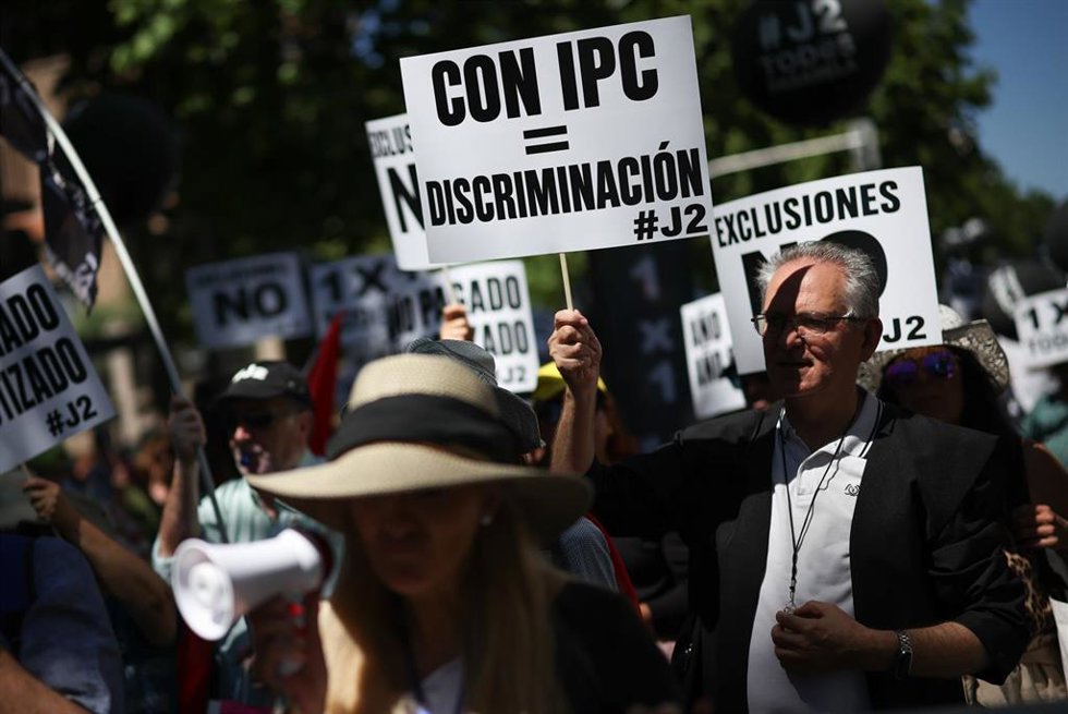 Persona porta pancarta con lema 'Con IPC = discriminación' durante una manifestación para exigir al RETA una pasarela completa, justa y sin exclusiones, a 23 de mayo de 2026, en Madrid (España). 