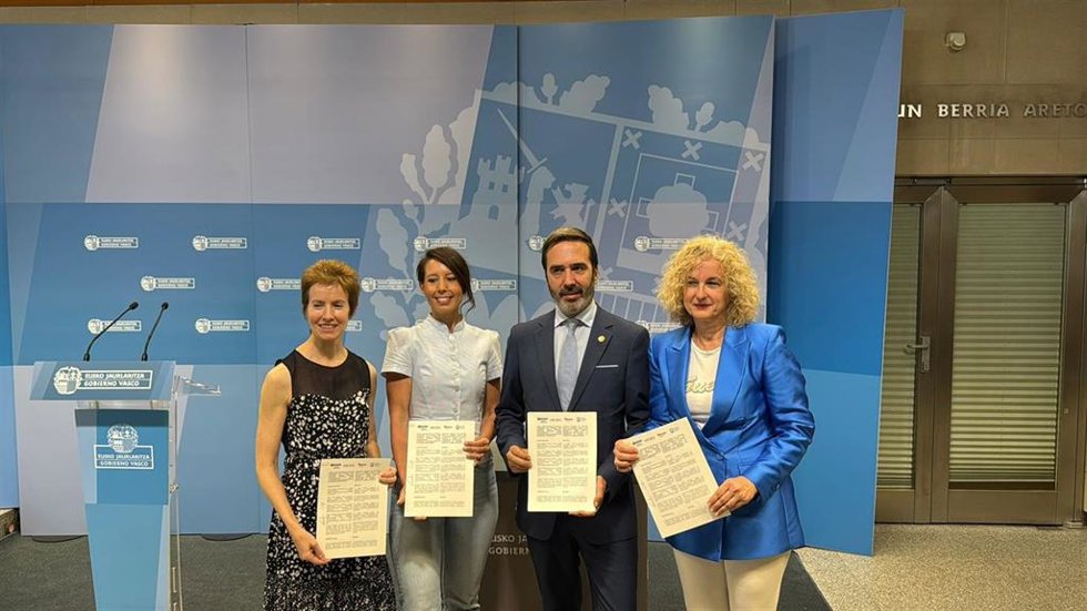 El acuerdo ha sido firmado  por el consejero y las diputadas forales de Turismo de los tres territorios históricos