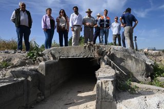 El delegado del Gobierno andaluz en Granada, Antonio Granados, ha visitado las obras de emergencia que la Junta ejecuta en el camino rural El Arroyo, en el término municipal de Láchar.