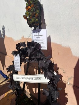 Una corona de flores "por la educación pública" ante la Conselleria de Educación, en València