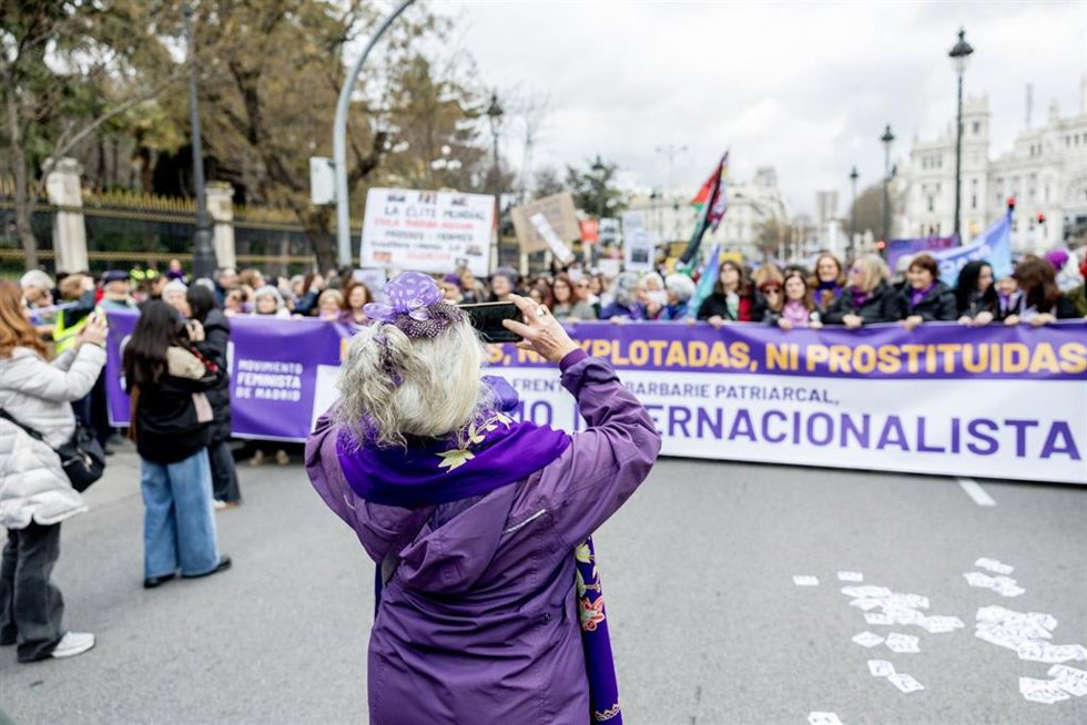 Archivo - Cientos de personas durante la manifestación organizada por el Movimiento Feminista de Madrid por el 8M, a 8 de marzo de 2026, en Madrid (España). Foto de archivo