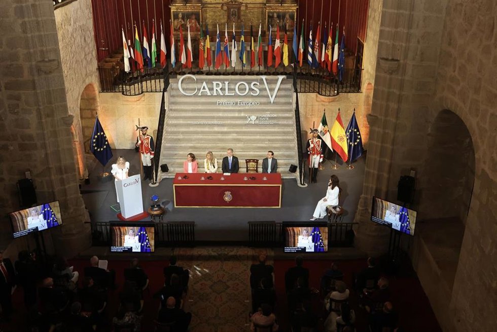 La presidenta de la Junta de Extremadura, María Guardiola, interviene en la ceremonia de entrega del Premio Carlos V al Comité Europeo de las Regiones