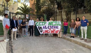 El portavoz municipal socialista, Daniel Pérez, en una rueda de prensa conjunta con la Asociación de Madres y Padres de Alumnos y junto a los ediles socialistas Pablo Orellana y Rubén Viruel