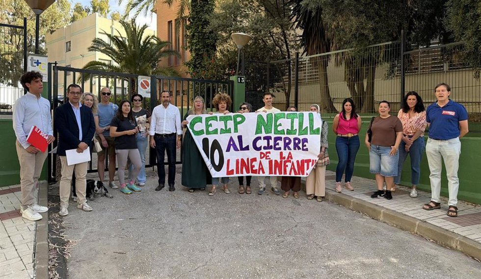 El portavoz municipal socialista, Daniel Pérez, en una rueda de prensa conjunta con la Asociación de Madres y Padres de Alumnos y junto a los ediles socialistas Pablo Orellana y Rubén Viruel