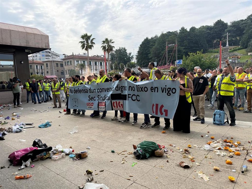 Empleados del servicio de basura de Vigo protestando a las puertas del Ayuntamiento.