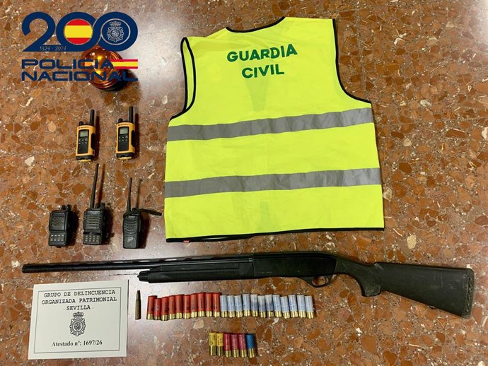 Material incautado por los agentes.