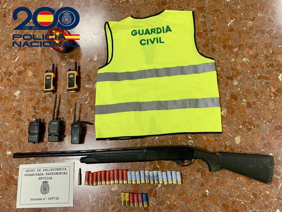 Material incautado por los agentes.