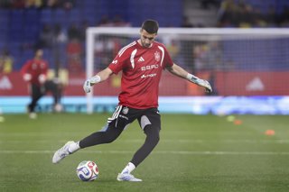 Archivo - Joan Garcia of Spain warms up during the International friendly match played between Spain Team and Egypt at RCDE Stadium on March 31, 2026 in Cornella, Spain.