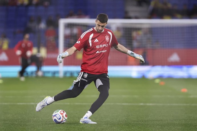Archivo - Arquivo - Joan Garcia, da Espanha, faz o aquecimento durante o amistoso internacional disputado entre a seleção espanhola e o Egito no Estádio RCDE, em 31 de março de 2026, em Cornellá, Espanha.