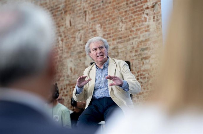 Archivo - El exministro durante la etapa del socialista José Luis Rodríguez Zapatero, César Antonio Molina, presenta el programa cultural del PP, en el espacio Jorge Juan, a 30 de junio de 2023, en Madrid (España).