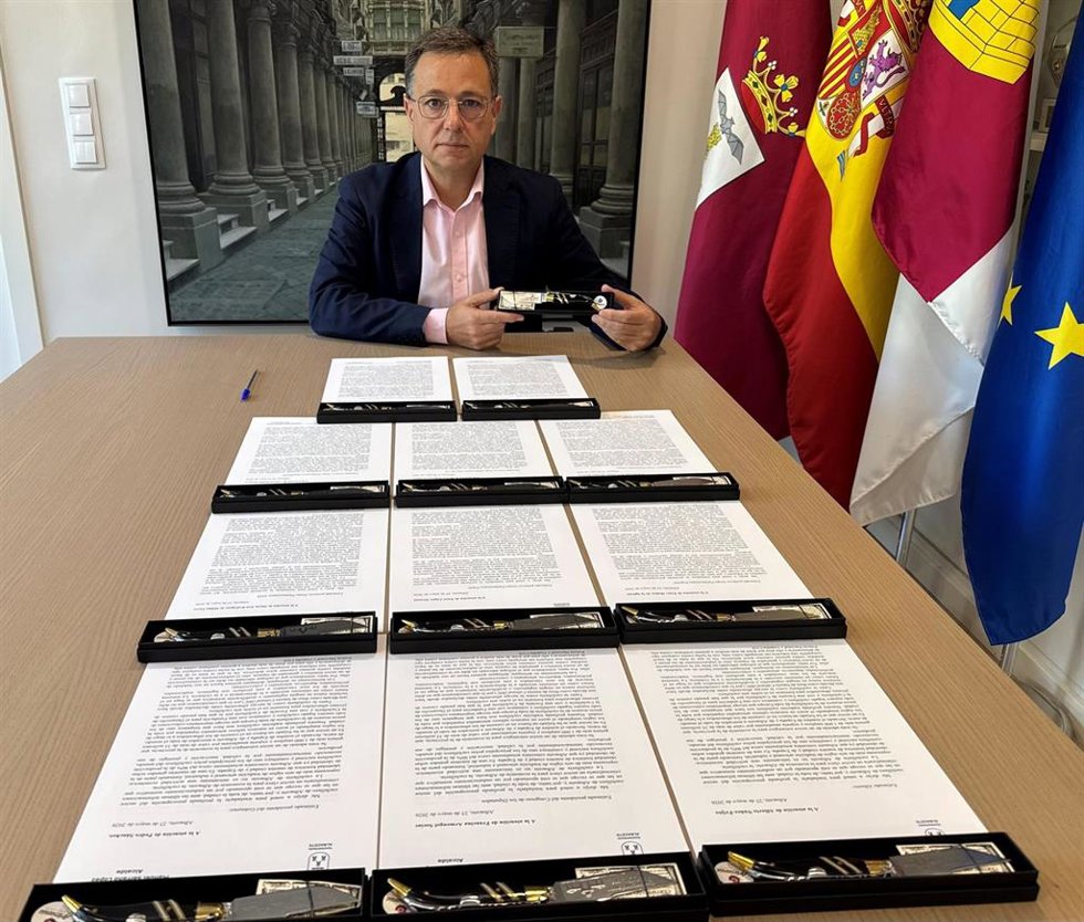 El alcalde de Albacete con las cartas y las navajas dirigidas a representantes políticos nacionales.