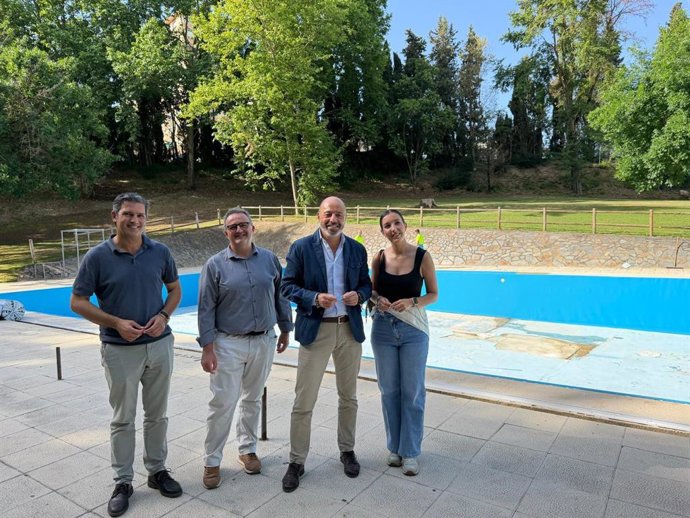 El concejal de Servicios Públicos, Pedro Muriel, visita la piscina del Parque del Príncipe junto a otros representantes municipales