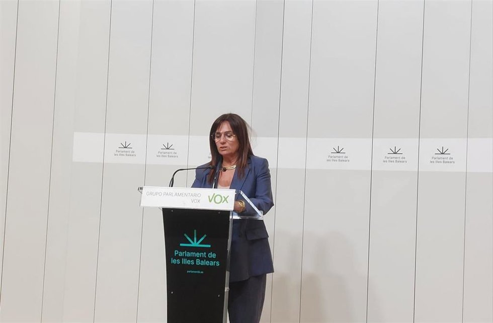 La portavoz de Vox en el Parlament, Manuela Cañadas, en rueda de prensa tras la Junta de Portavoces.