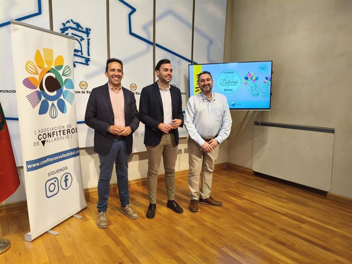 Los diputados Roberto Migallón y Mosés Santana junto al presidente de la Asociación de Confiteros de Valladolid, Rafael Mesonero, durante la presentación de Dlucería 2026.