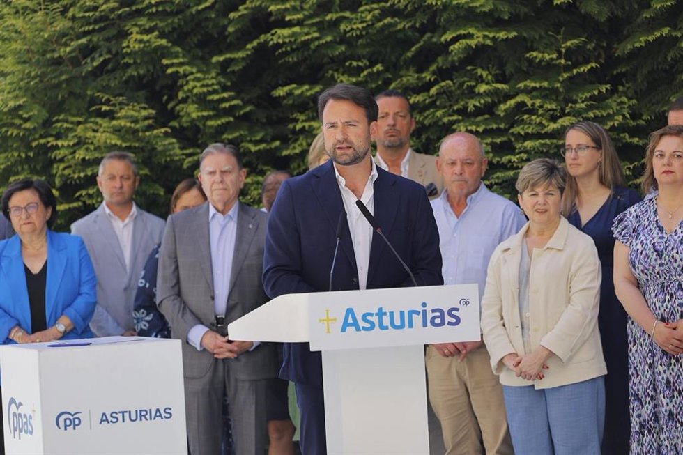 El presidente del PP de Asturias, Álvaro Queipo, acompañado por alcaldes y alcaldesas de su partido.