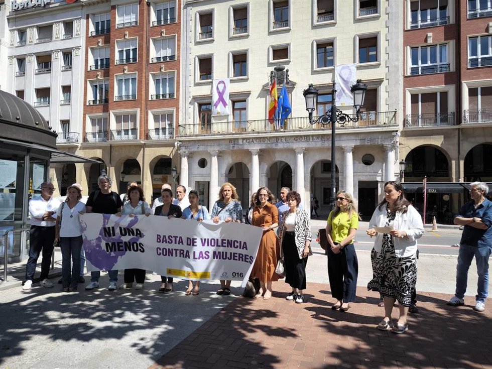 Una concentración en Logroño recuerda a las tres últimas mujeres asesinada por violencia machista en España