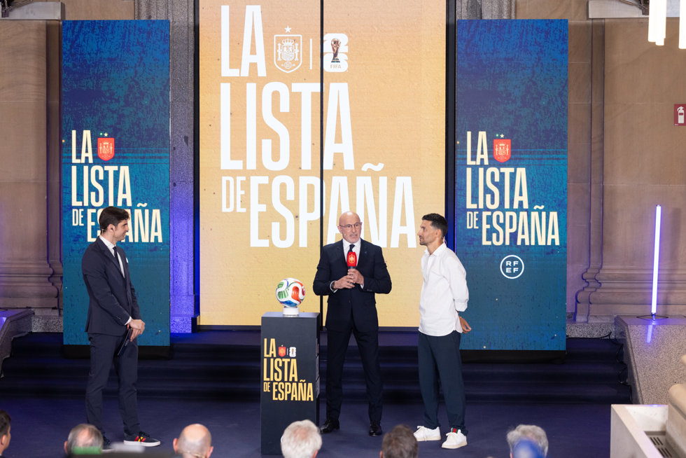 Luis de la Fuente junto a Jesús Navas a la hora de dar la lista para el Mundial 2026
