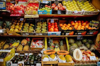 Archivo - Piezas de frutas y hortalizas en una frutería.