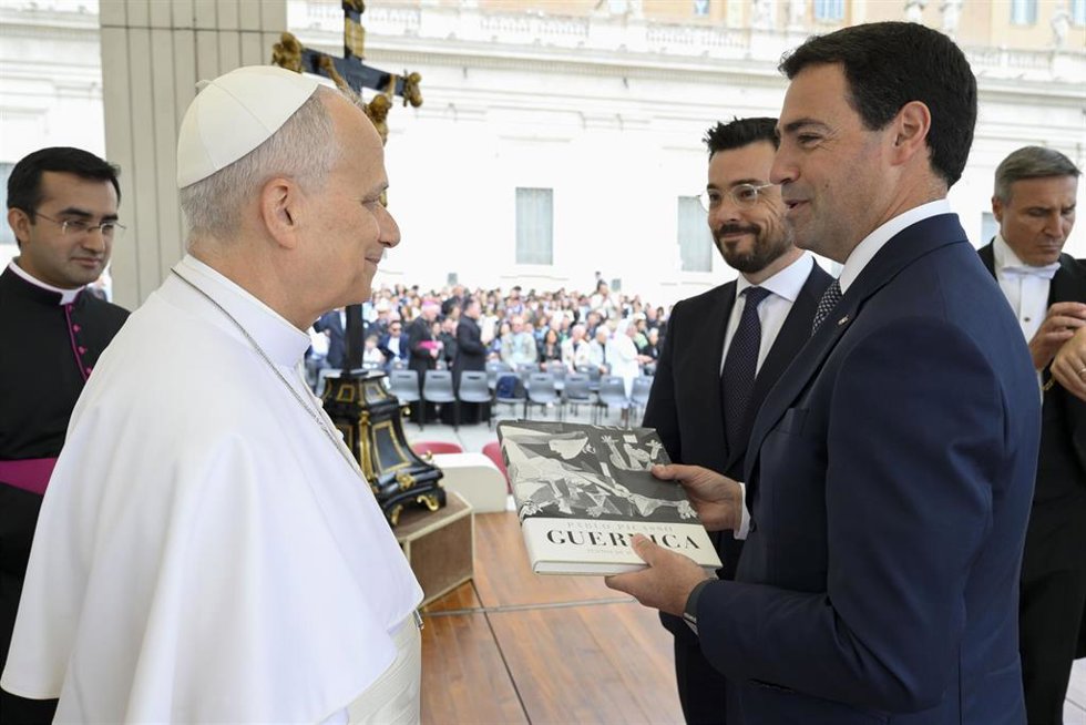 El papa León XIV y el lehendakari, Imanol Pradales