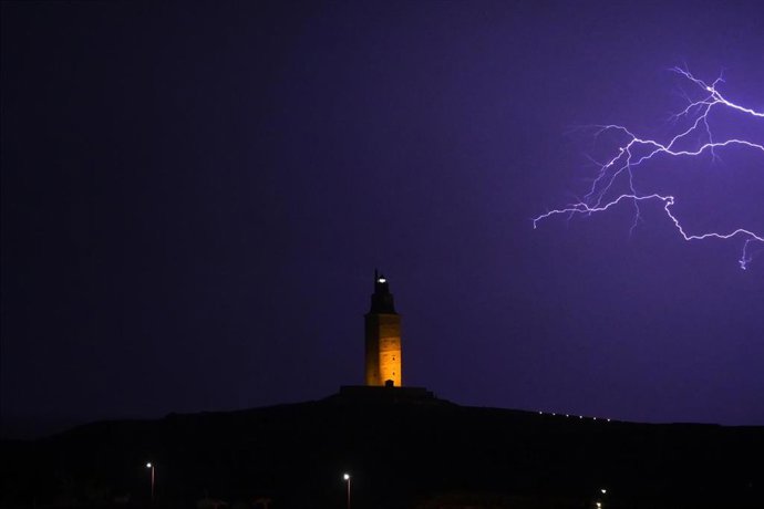 Archivo - Vista de un rayo sobre la Torre de Hércules, a 26 de octubre de 2022, en A Coruña, Galicia (España). 