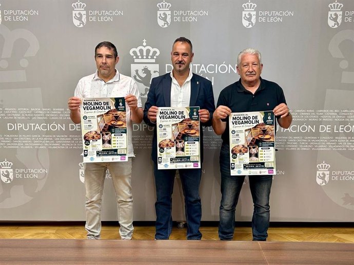 El diputado de Cultura, Arte y Patrimonio de León, Emilio Martínez (centro); en la presentación del la romería al molino de Vegamolín.