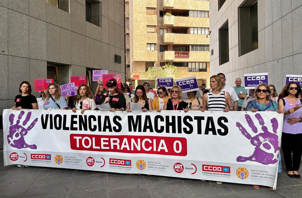 Concentración de CCOO y UGT contra la violencia machista bajo el lema 'Tolerancia Cero'.