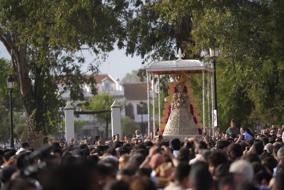 La Virgen del Rocío procesiona por la aldea en su visita a las 127 filiales. 