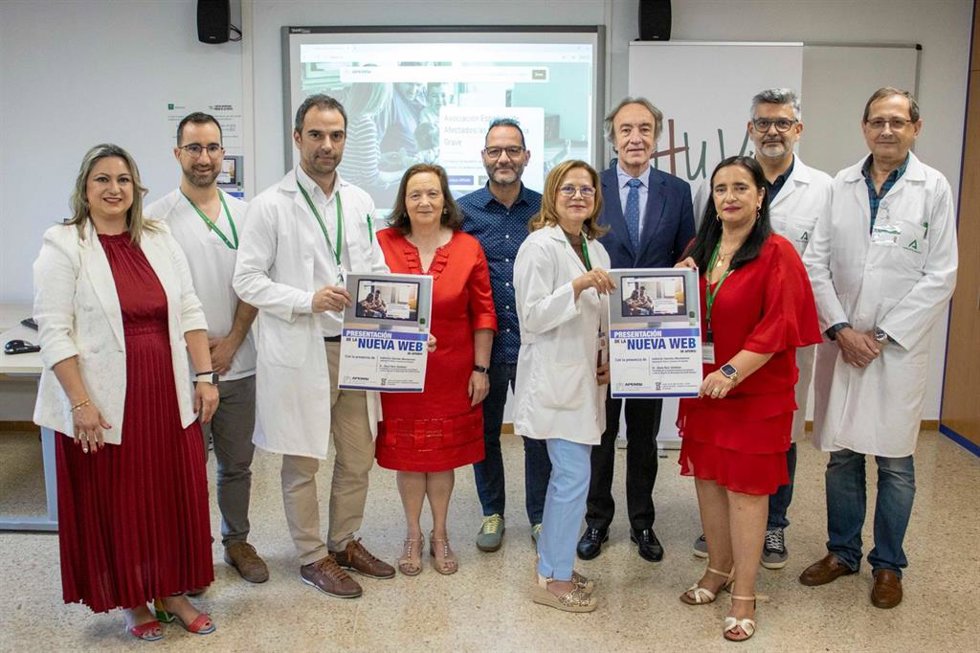 El delegado de de Sanidad, Indalecio Sánchez-Montesinos, ha asistido al acto junto al presidente de la Sociedad Andaluza de Epilepsia y jefe de sección de Neurología del hospital granadino, Jesús, Ruiz, y la presidenta de Apemsi, Francisca Lozano.