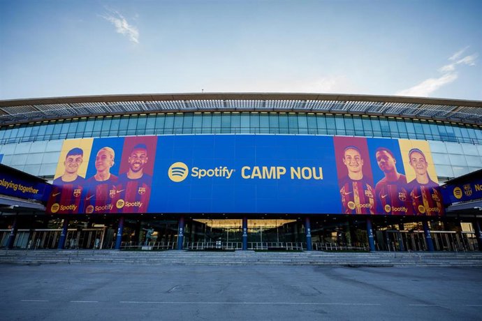Archivo - Fachada de Tribuna del nuevo Spotify Camp Nou con jugadores y jugadoras del Barça