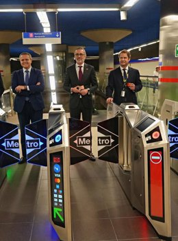 El consejero de Vivienda, Transportes e Infraestructuras, Jorge Rodrigo, acompañado del director general de Mastercard España, Juan Pablo Vivas, y el consejero delegado de Metro, Ignacio Vázquez Casavilla