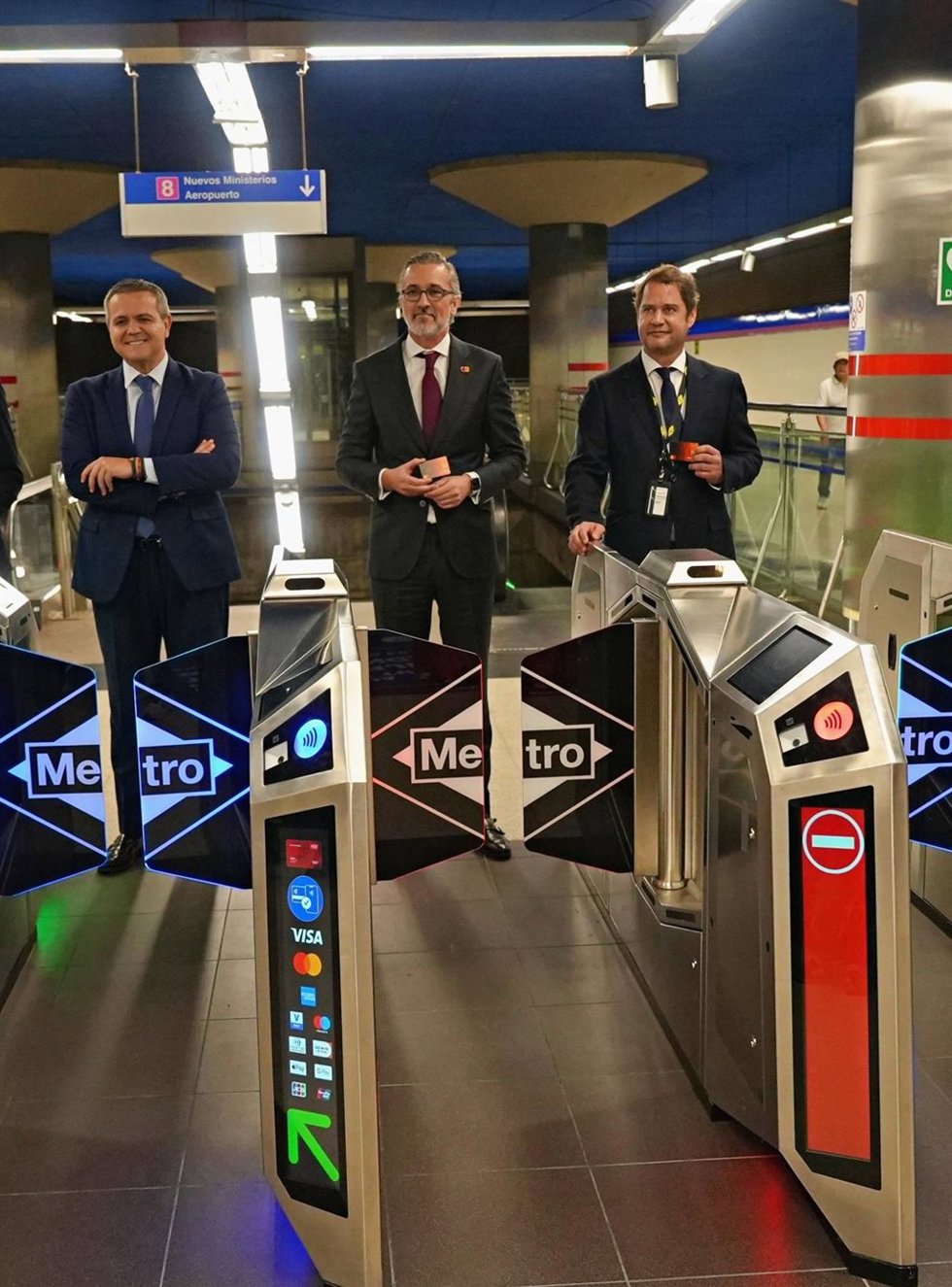 El consejero de Vivienda, Transportes e Infraestructuras, Jorge Rodrigo, acompañado del director general de Mastercard España, Juan Pablo Vivas, y el consejero delegado de Metro, Ignacio Vázquez Casavilla