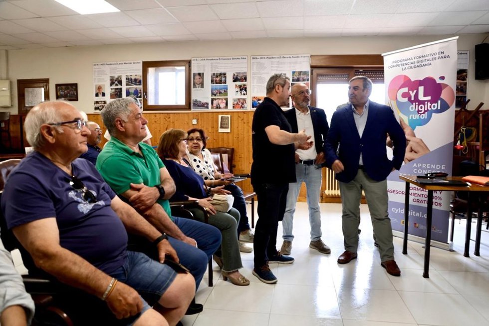 El consejero Sanz Merino, en la localidad salmantina de Ledesma.