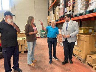 El alcalde de Ávila, Jesús Manuel Sánchez Cabrera, y el presidente del Banco de Alimentos de Ávila, Fernando Gutiérrez, en una visita a la sede de la fundación.