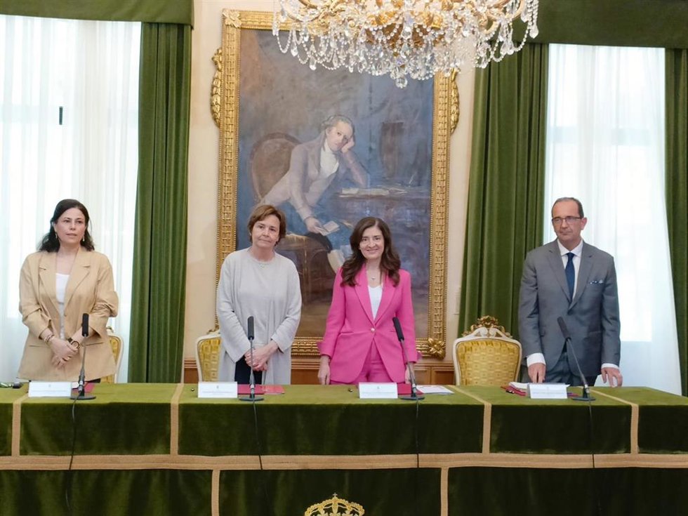 En el centro, la alcaldesa de Gijón, Carmen Moriyón, y la presidencia y CEO de la Universidad Europea, Otilia de la Fuente, junto a notario Miguel Ángel Bañegil y la secretaria general del Ayuntamiento, Inmaculada Fernández.