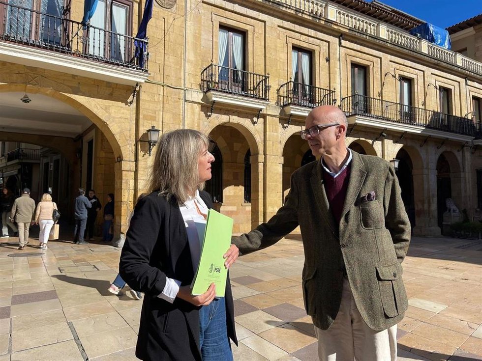 Archivo - Los ediles socialistas Marisa Ponga y Jorge García Monsalve, frente al Ayuntamiento de Oviedo.