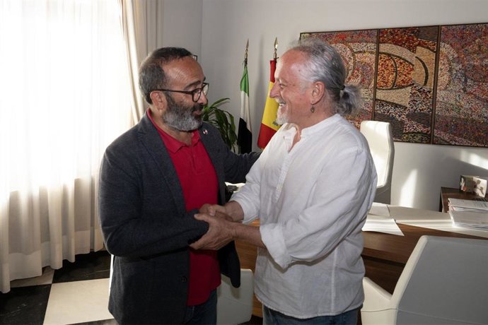 El presidente de la Diputación de Cáceres, Miguel Ángel Morales, se reúne con el musicólogo Sebastián Díaz Iglesias
