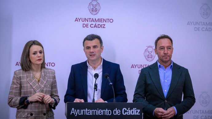 Archivo - El alcalde de Cádiz, Bruno García junto a la concejal de Fiestas, Beatriz Gandullo, en una rueda de prensa.