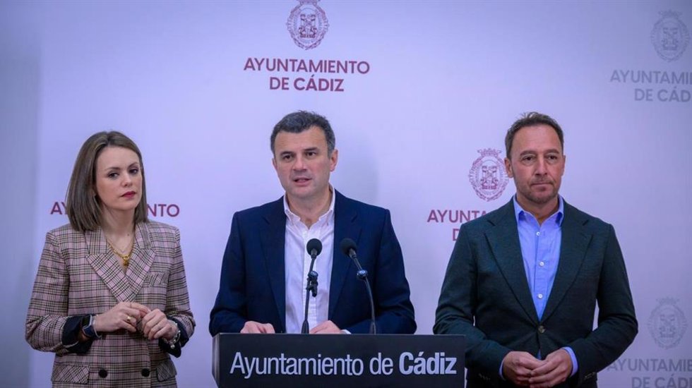 Archivo - El alcalde de Cádiz, Bruno García junto a la concejal de Fiestas, Beatriz Gandullo, en una rueda de prensa.