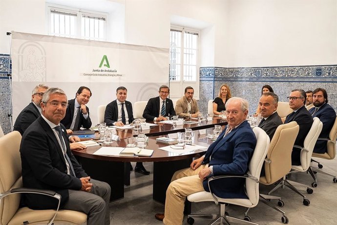 El consejero de Industria, Energía y Minas en funciones, Jorge Paradela, en una reunión con los clústeres de Aeroespacial, Ferroviario, Marítimo, Logística y Tedae en Sevilla.