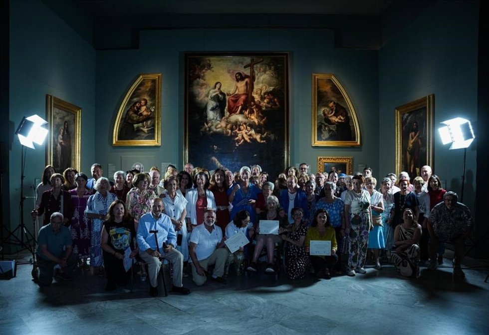 Foto de familia presidida por la consejera de Cultura en funciones, Patricia del Pozo, en la entrega de diplomas a los participantes de la sexta edición del Reto MBASe, del Museo de Bellas Artes.