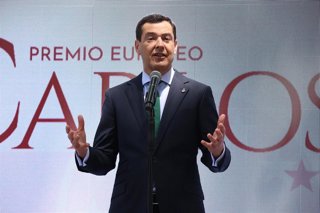El presidente de la Junta de Andalucía, Juanma Moreno, durante la entrega el XIX Premio Europeo Carlos V al Comité Europeo de las Regiones, en el Monasterio de San Jerónimo de Yuste, a 25 de mayo de 2026, en Cuacos de Yuste, Cáceres, Extremadura (España).