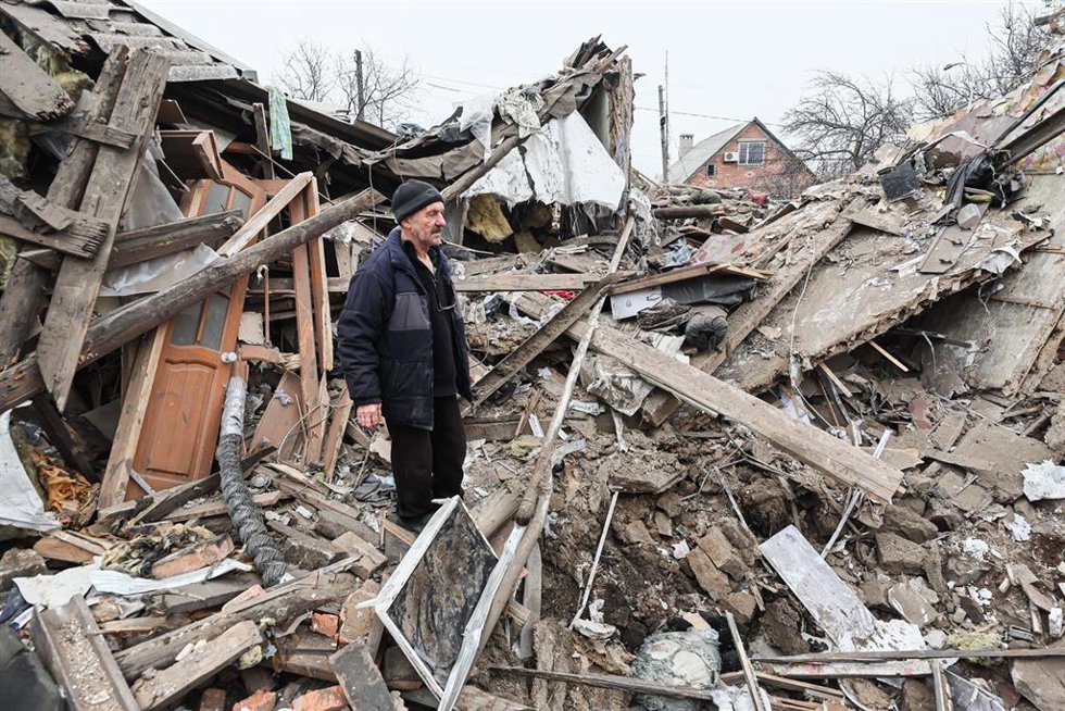 Archivo - Un hombre inspecciona los escombros de un edificio alcanzado por los ataques de Ucrania sobre la ciudad de Górlovka, en Donetsk.