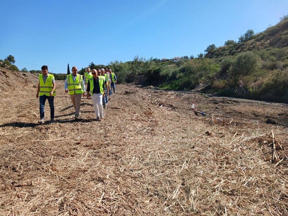 El delegado territorial de Agricultura, Pesca, Agua y Desarrollo Rural de la Junta en Almería, Antonio Mena, y el alcalde de Huércal-Overa, Domingo Fernández, durante la visita a las obras de emergencia en la rambla de la Zambra.