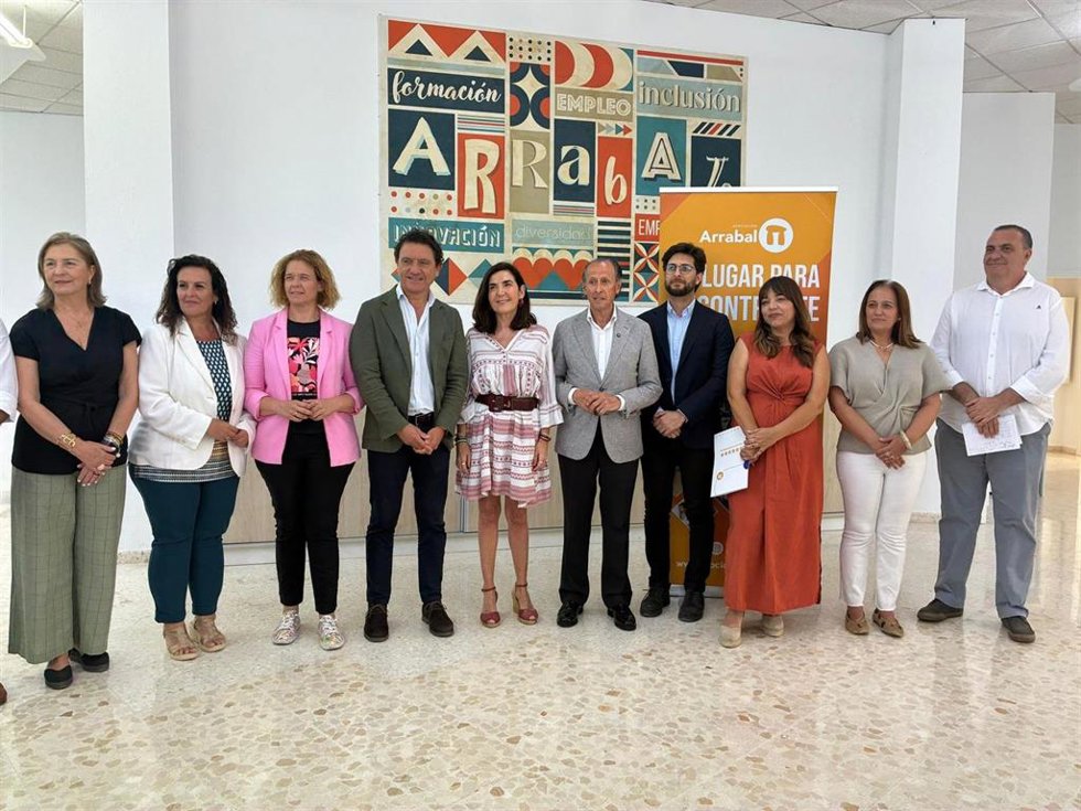 La consejera de Empleo, Empresa y Trabajo Autónomo en funciones, Rocío Blanco, en la inauguración de la nueva sede de la Asociación Arrabal-AID en Chiclana de la Frontera (Cádiz)