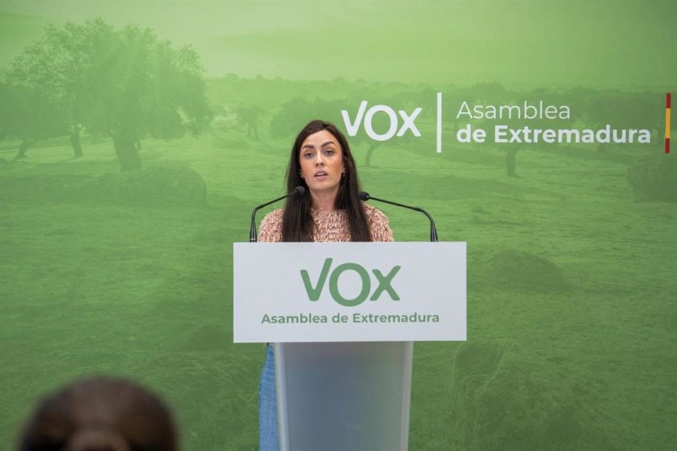 La portavoz de Vox en la Asamblea de Extremadura, Inés Checa, en rueda de prensa