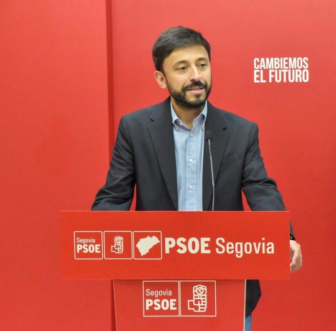 El secretario de Política Municipal del PSOE de Castilla y León, Fran Díaz, en la sede del PSOE de Segovia.