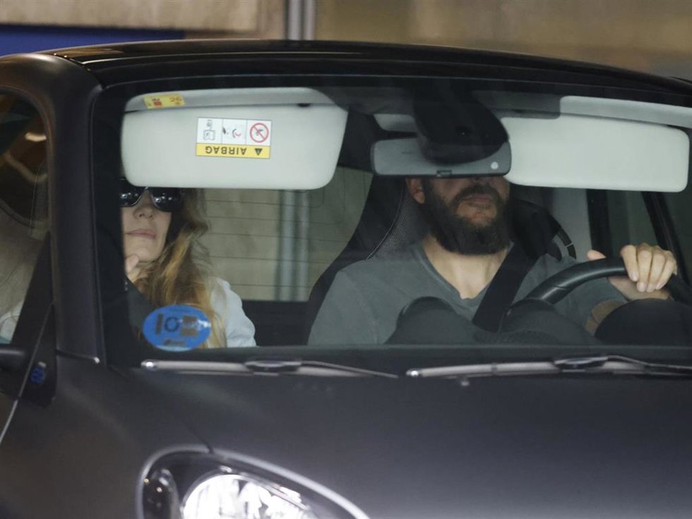 Borja Thyssen y Blanca Cuesta llegan a un parking para evitar hablar de la salud de la Baronesa Thyssen