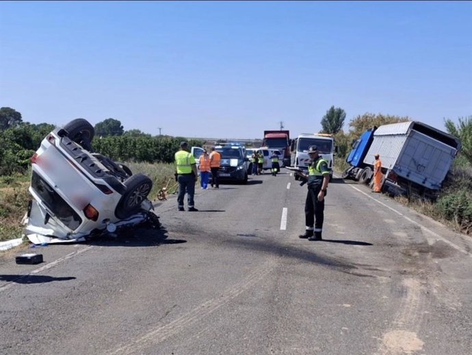 Lugar del accidente en la A-1240 en Tamarite de Litera en el que una joven de 19 años ha fallecido este lunes al chocar frontalmente el vehículo en el que circulaba contra un vehículo articulado.