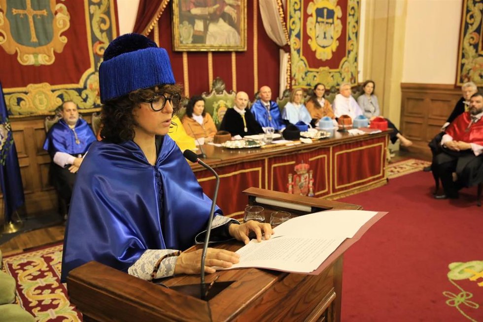 La microbióloga y bioquímica francesa Emmanuelle Charpentier, Premio Nobel de Química en 2020 y Princesa de Asturias de Investigación Científica y Técnica en 2015, investida doctora Honoris Causa por la Universidad de Oviedo.