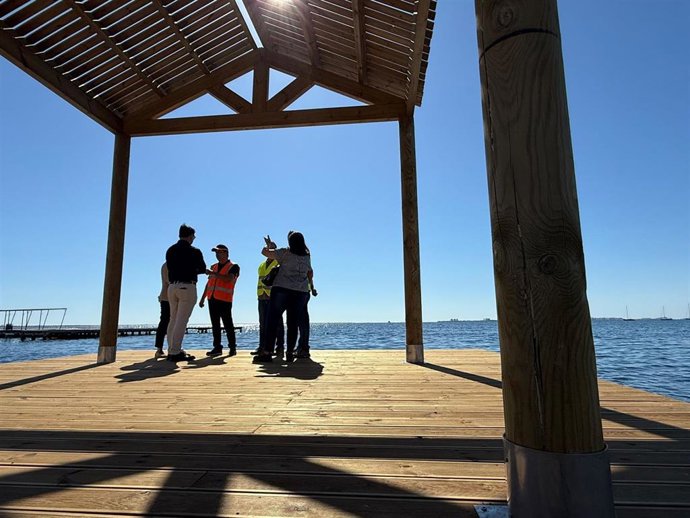 El alcalde, José Miguel Luengo, y la concejala de Turismo y Playas, Estíbaliz Masegosa, visitan las obras del conocido como balneario de Viudes